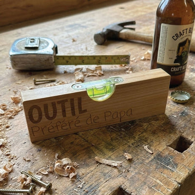 Niveau à Bulle & Décapsuleur en Bois Gravé